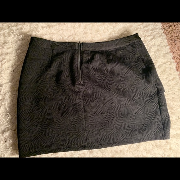 Black mini skirt - Picture 2 of 3